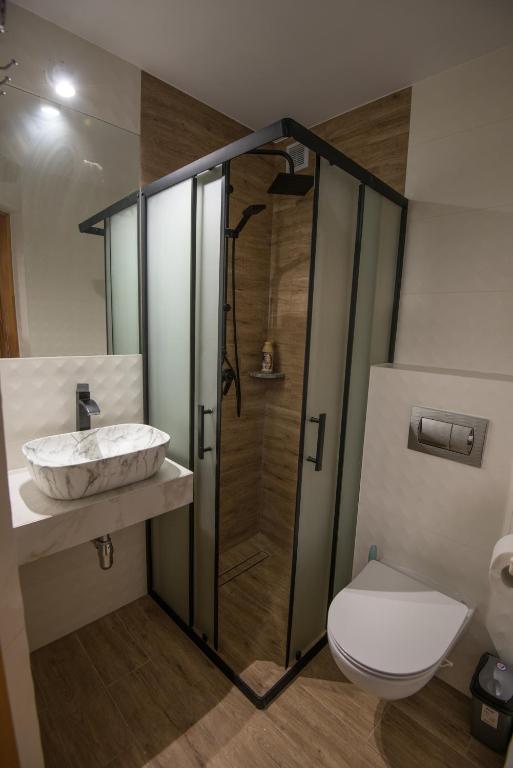 łazienka z umywalką i prysznicem obiekt Willa Pod Jasieniami w mieście Białka Tatrzanska