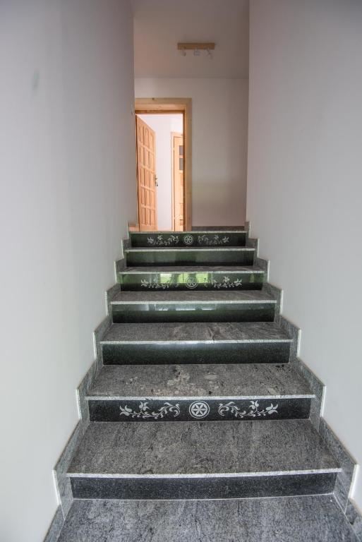 schody w obiekcie Willa Pod Jasieniami w mieście Białka Tatrzanska