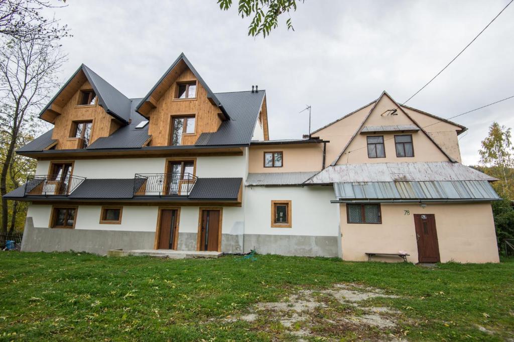 dom przedstawiający obiekt Willa Pod Jasieniami w mieście Białka Tatrzanska