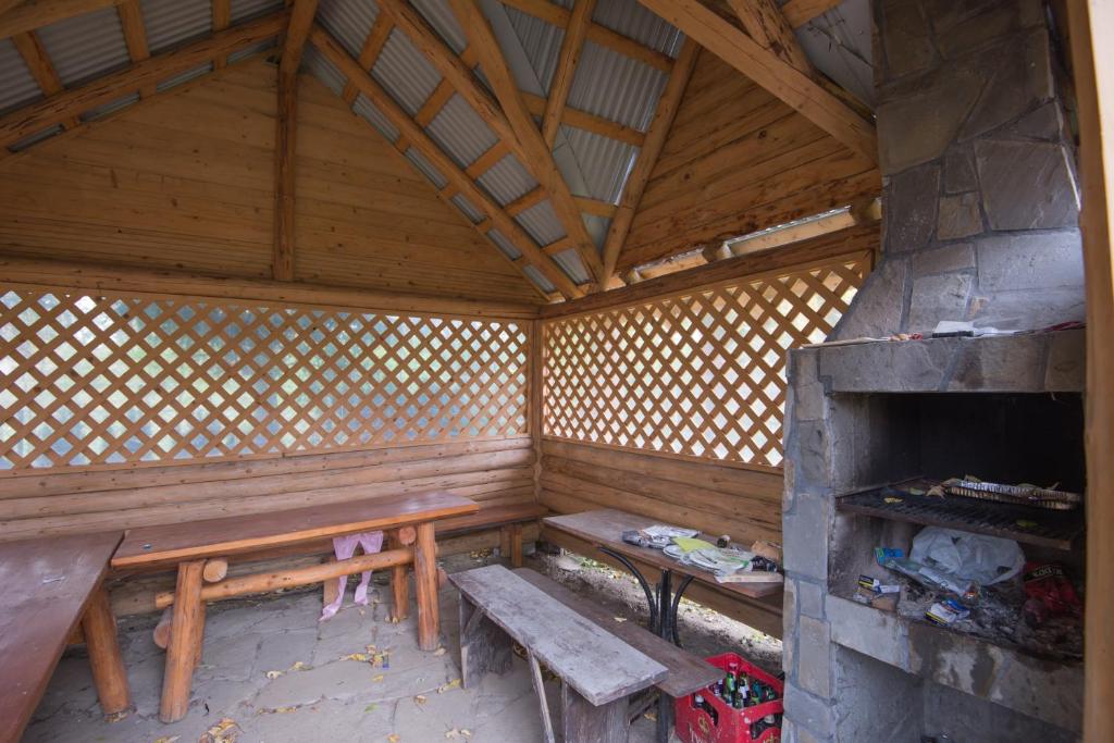 altana z grillem, ławkami w obiekcie Willa Pod Jasieniami w mieście Białka Tatrzanska