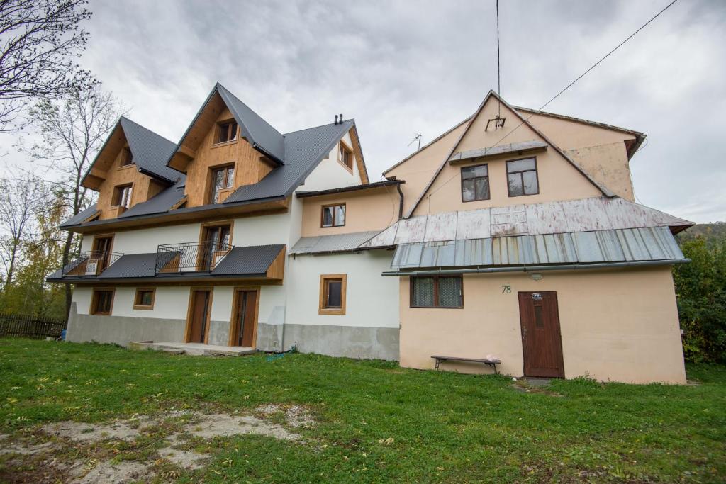 dom przedstawiający obiekt Pokoje u Cekusa w mieście Białka Tatrzanska