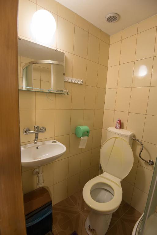 łazienka z umywalką i toaletą w obiekcie Pokoje u Cekusa w mieście Białka Tatrzanska