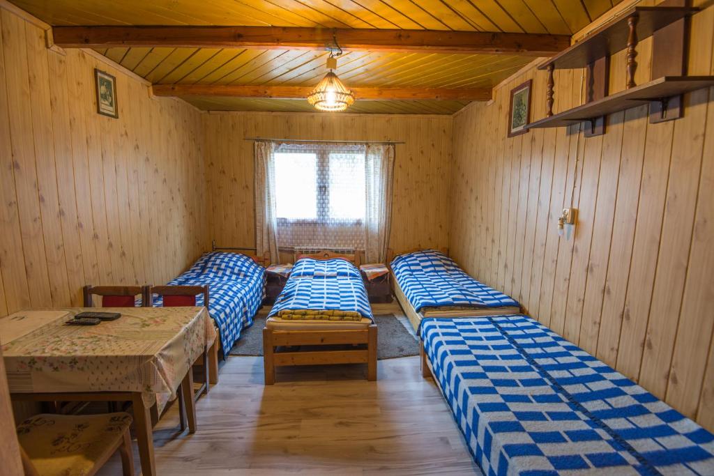 pokój z 4 łóżkami, stolikiem obiekt Pokoje u Cekusa w mieście Białka Tatrzanska