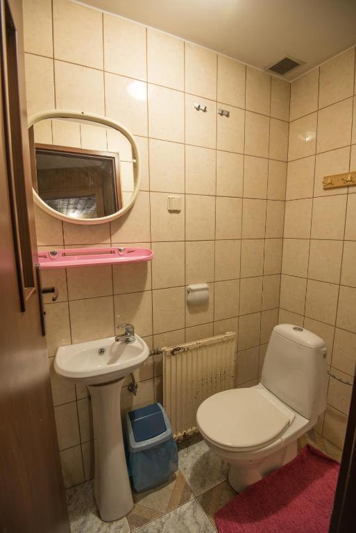 łazienka z toaletą i umywalką obiekt Pokoje u Cekusa w mieście Białka Tatrzanska