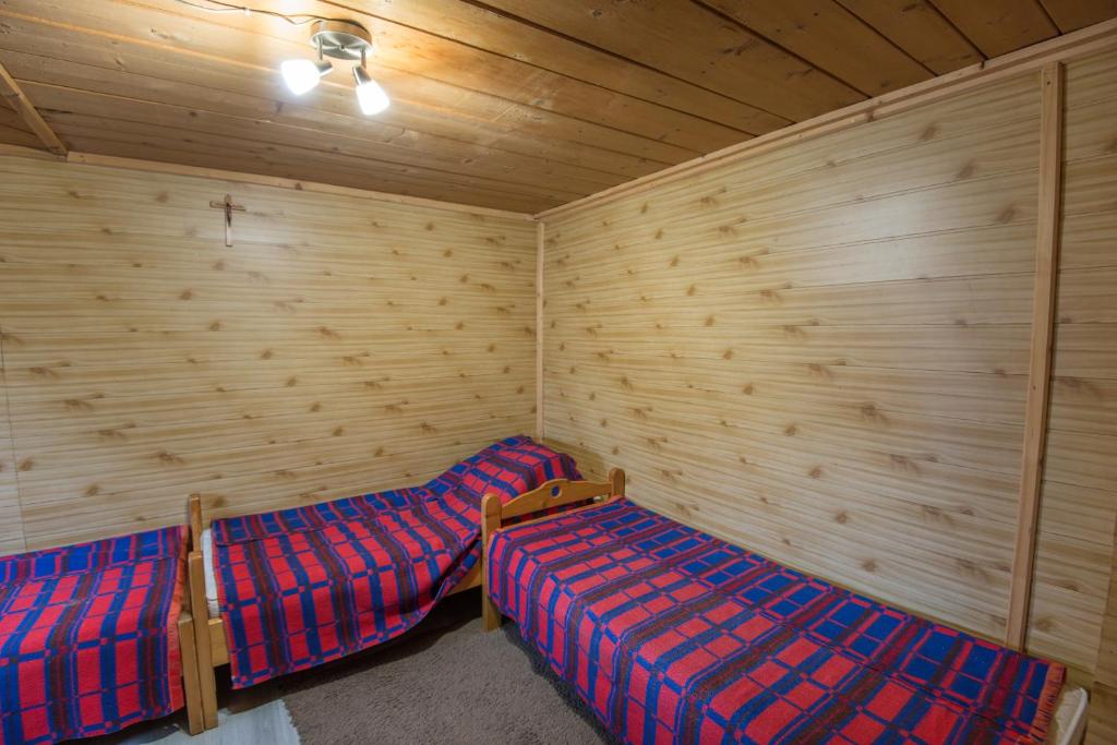 pokój z 3 łóżkami w obiekcie Pokoje u Cekusa w mieście Białka Tatrzanska