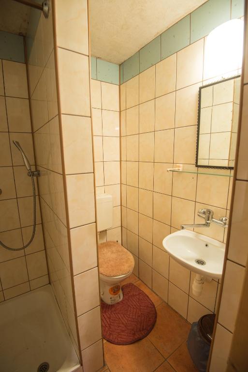 łazienka z toaletą i umywalką w obiekcie Pokoje u Cekusa w mieście Białka Tatrzanska