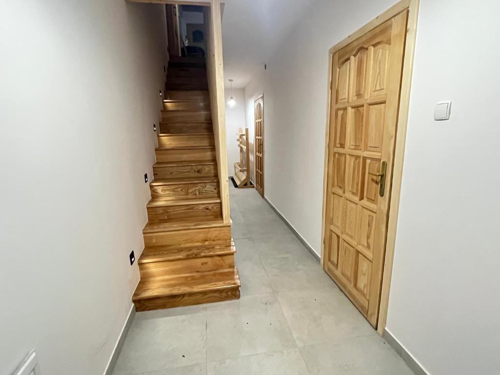 korytarz z schodami w obiekcie Pokoje u Cekusa w mieście Białka Tatrzanska