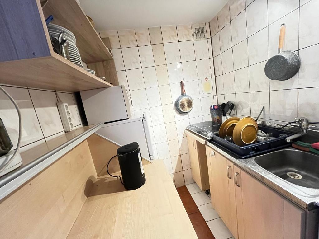 kuchnia z szafkami i wyposażeniem w obiekcie Pokoje u Cekusa w mieście Białka Tatrzanska