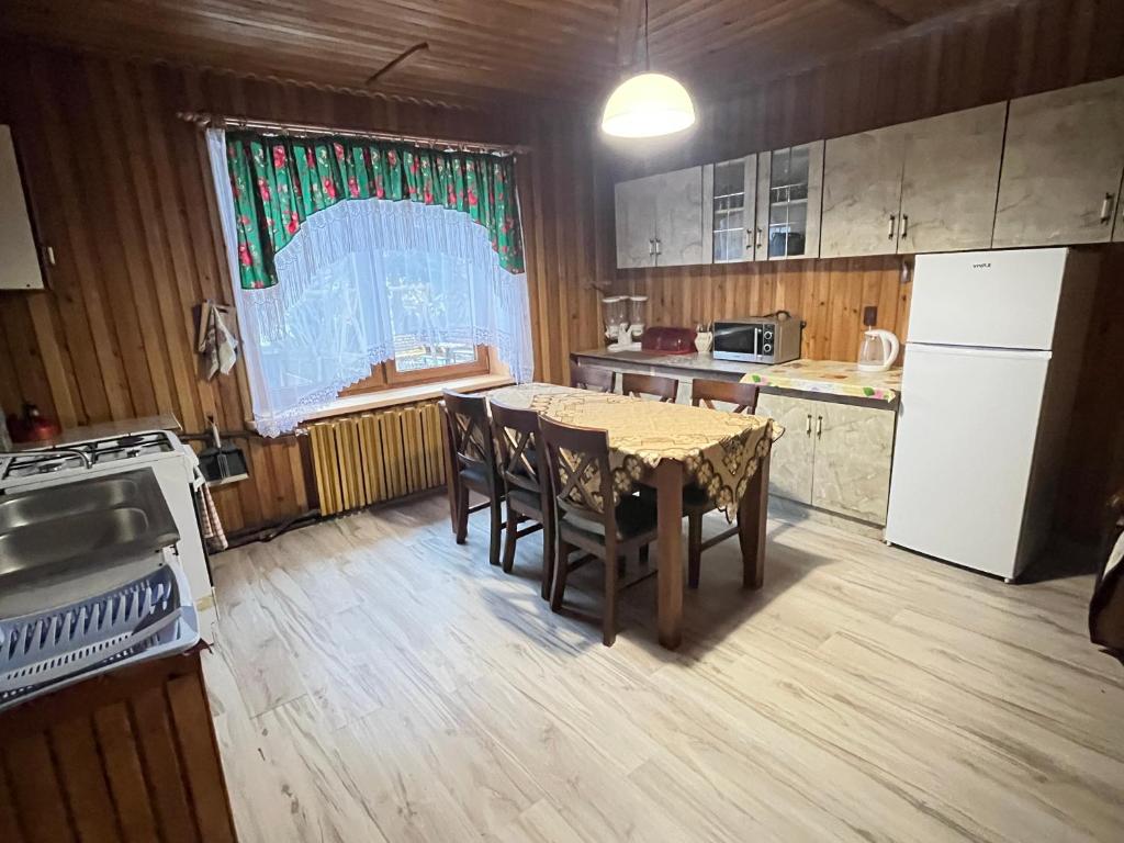 jadalnia z kuchnią w obiekcie Pokoje u Cekusa w mieście Białka Tatrzanska