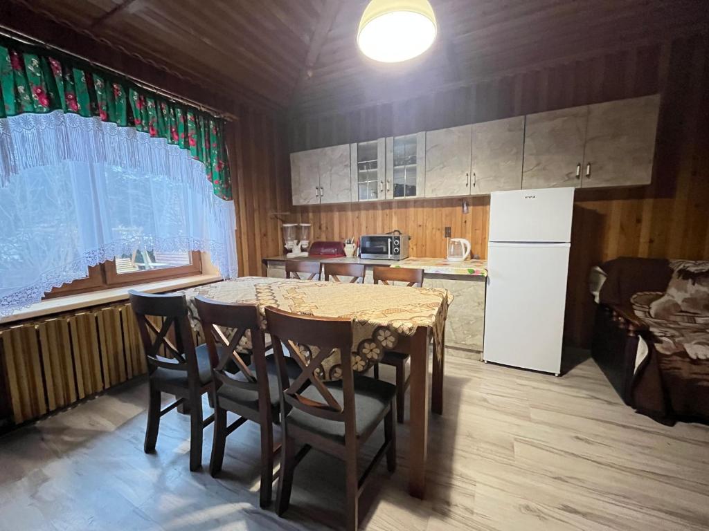 jadalnia z kuchnią w obiekcie Pokoje u Cekusa w mieście Białka Tatrzanska