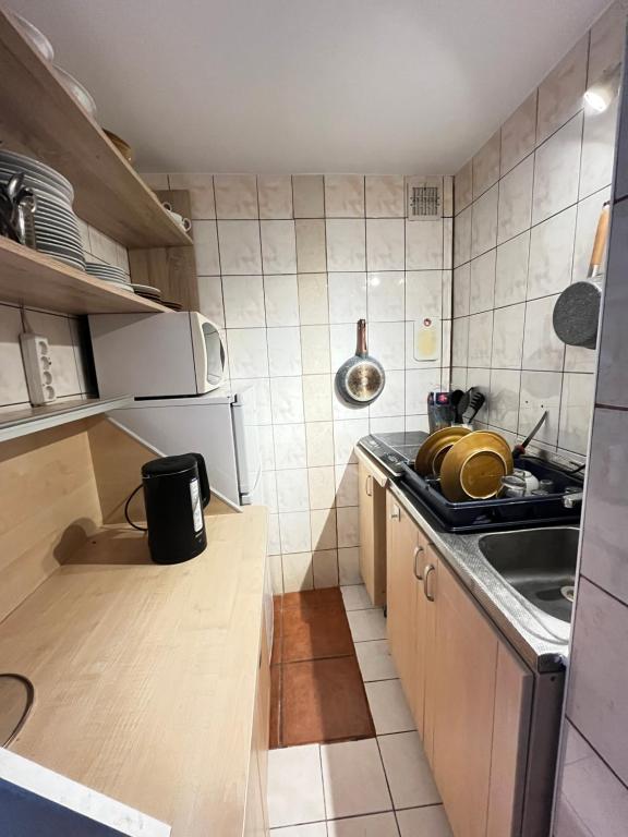 kuchnia z szafkami i wyposażeniem w obiekcie Pokoje u Cekusa w mieście Białka Tatrzanska