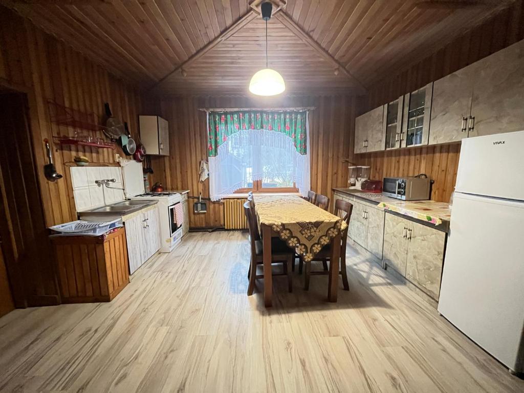 kuchnia w obiekcie Pokoje u Cekusa w mieście Białka Tatrzanska