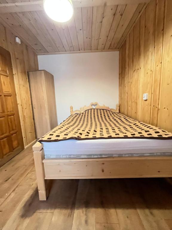 pokój z łóżkiem i szafą obiekt Pokoje u Cekusa w mieście Białka Tatrzanska