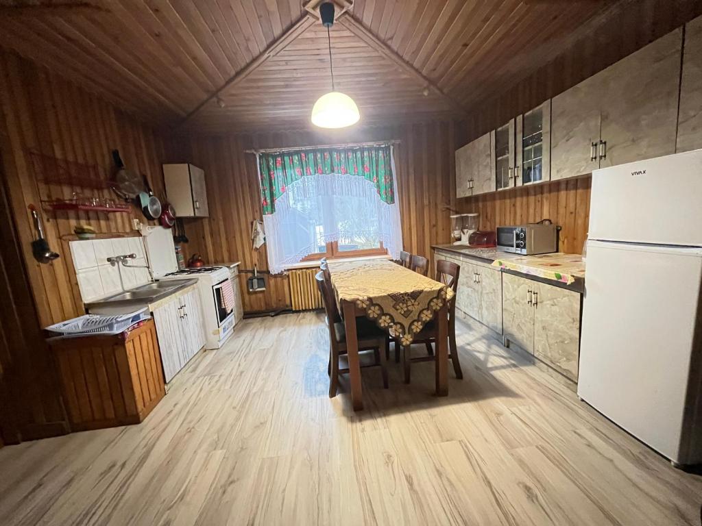 kuchnia w obiekcie Pokoje u Cekusa w mieście Białka Tatrzanska