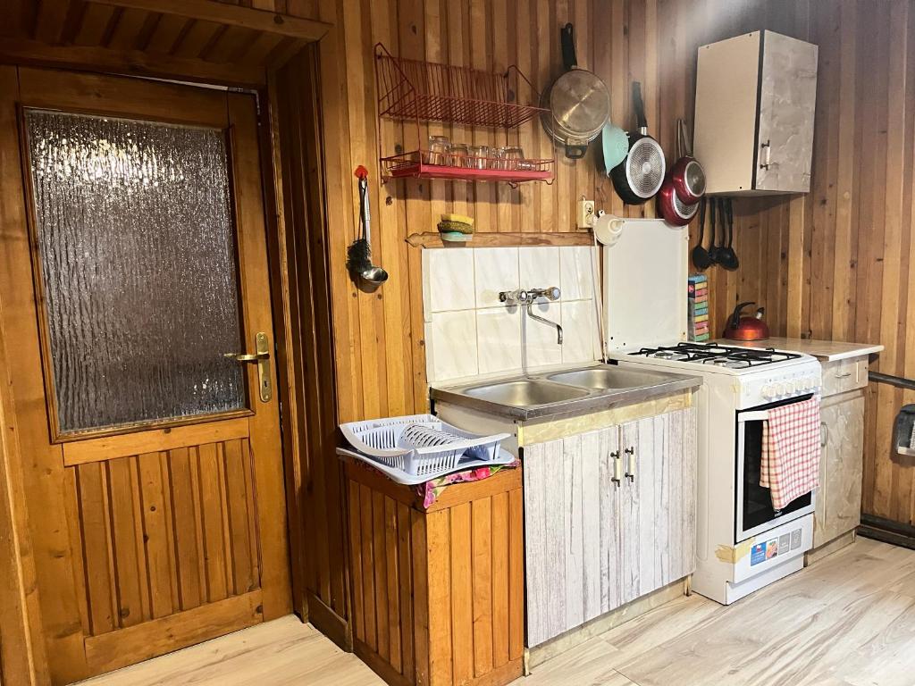 kuchnia w obiekcie Pokoje u Cekusa w mieście Białka Tatrzanska