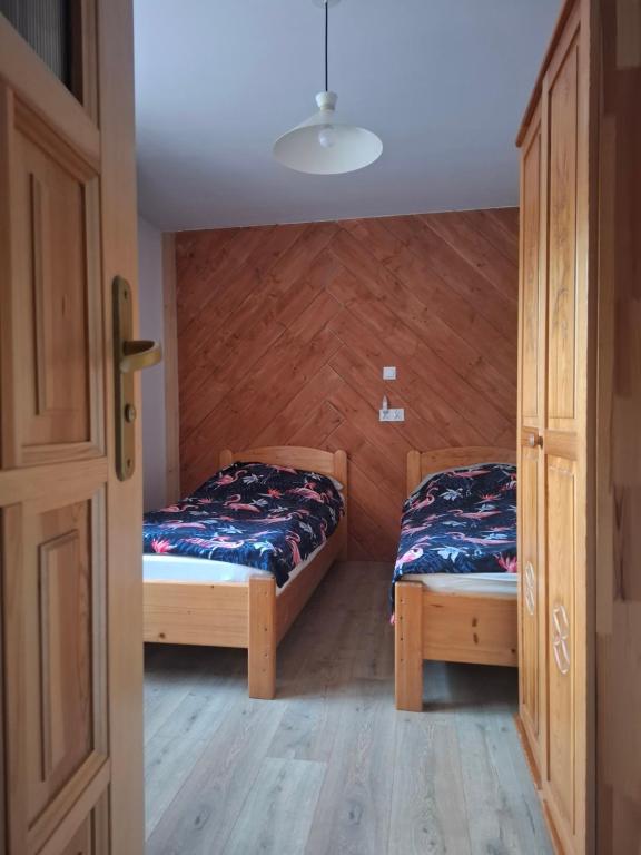 pokój z 2 łóżkami obiekt Willa Pod Jasieniami w mieście Białka Tatrzanska