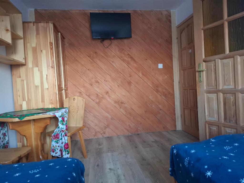 pokój z 2 łóżkami i telewizorem w obiekcie Willa Pod Jasieniami w mieście Białka Tatrzanska