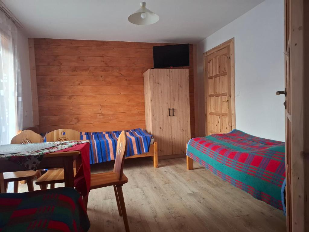 pokój z 2 łóżkami w obiekcie Willa Pod Jasieniami w mieście Białka Tatrzanska