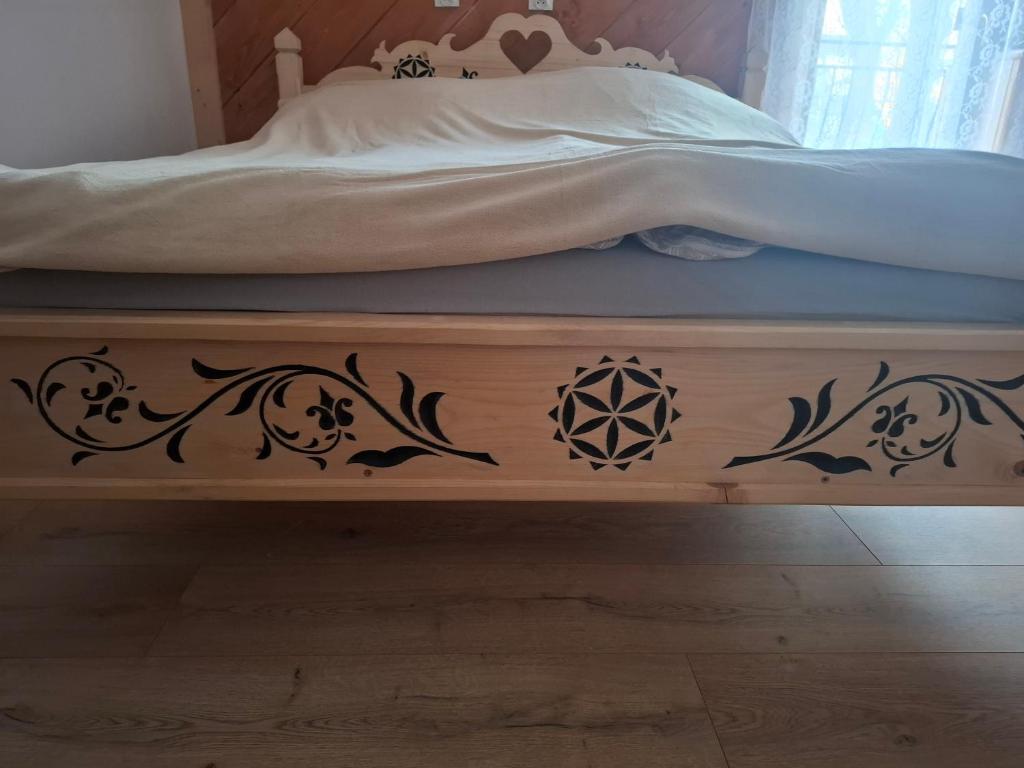 zdobione łóżko w obiekcie Willa Pod Jasieniami w mieście Białka Tatrzanska