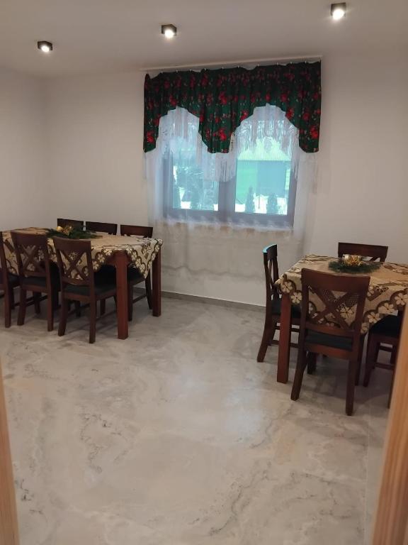 pomieszczenie z stołami i krzesłami w obiekcie Willa Pod Jasieniami w mieście Białka Tatrzanska