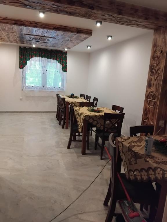 pomieszczenie z stołami i krzesłami w obiekcie Willa Pod Jasieniami w mieście Białka Tatrzanska