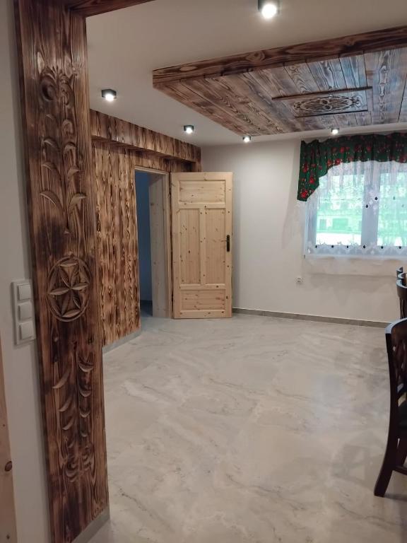 pomieszczenie z zdobieniami w obiekcie Willa Pod Jasieniami w mieście Białka Tatrzanska